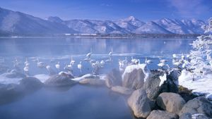 ｢コタン温泉｣北海道, 屈斜路湖 (© Datacraft/UIG)(Bing Japan)