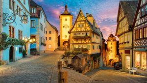 Plönlein mit Siebersturm und Kobolzeller Tor, Rothenburg ob der Tauber, Bayern (© Harald Nachtmann/Getty Images)(Bing Deutschland)