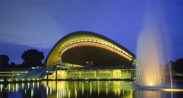 Berliner Kongresshalle bei Nacht