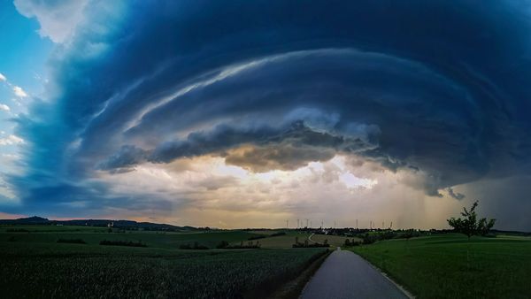 Gewitterzelle über einer Ortschaft in Baden-Württemberg