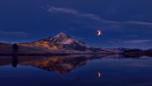 Eclipse lunar sobre Mt. Crested Butte, Colorado, Estados Unidos (© Mengzhonghua Photography/Getty Images)(Bing España)
