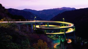 ｢河津七滝ループ橋｣静岡, 河津町 (© Corbis/Superstock)(Bing Japan)