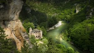 Château de la Caze dans les gorges du Tarn, Laval-du-Tarn, Lozère, Languedoc-Roussillon (© Franck Charton/hemis.fr/Getty Images)(Bing France)