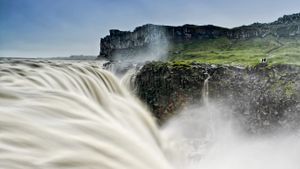 ｢デティフォスの滝｣アイスランド, アゥスビルキ (© Matthew Eisman/TandemStock)(Bing Japan)