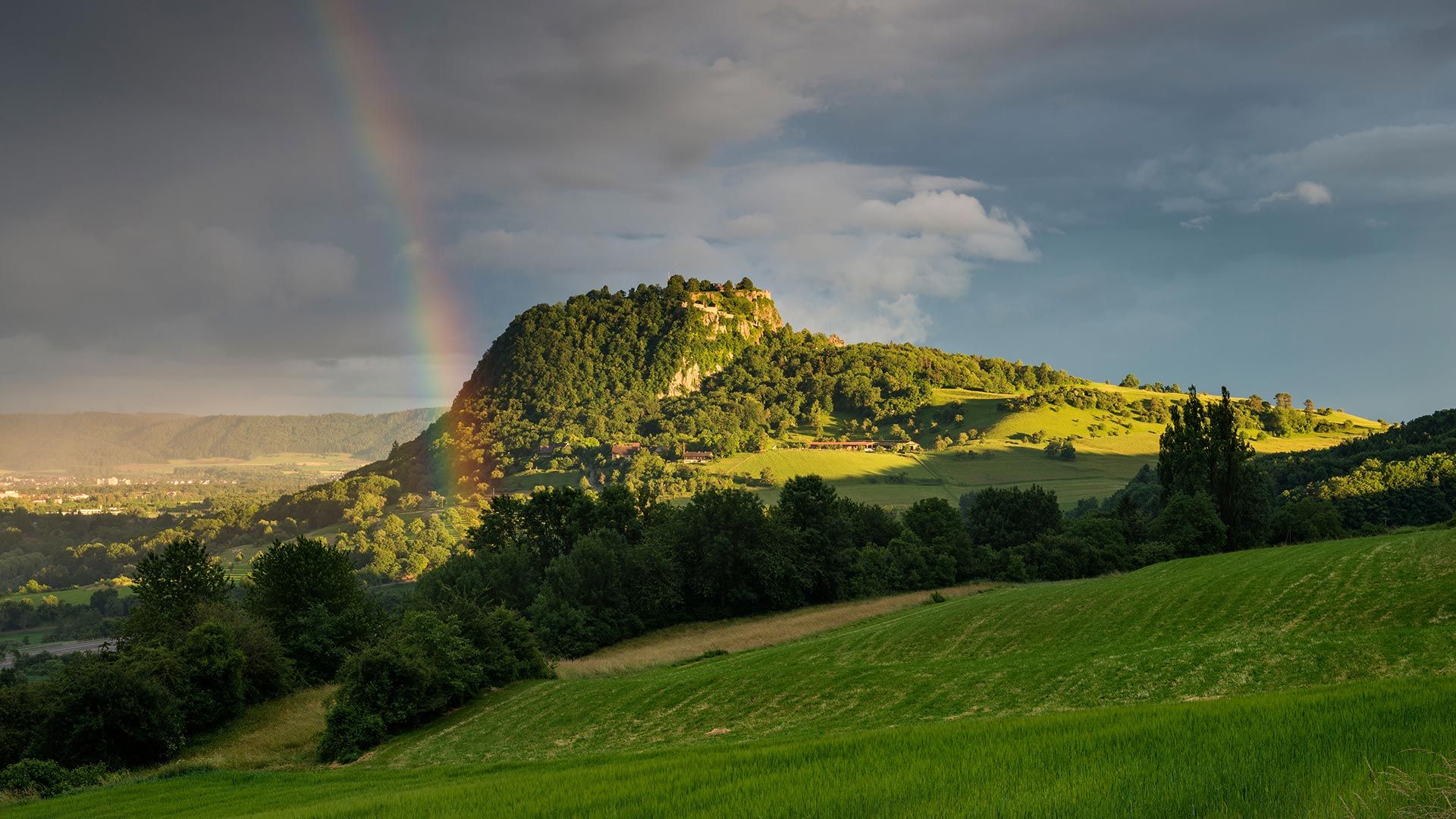 Blick auf den Hohentwiel im Hegau mit Regenbogen, Baden-Württemberg