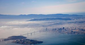 Vue aérienne de Yerba Buena et de Treasure Island, Oakland Bay Bridge, San Francisco, Californie (© Marli Miller/ Visuals Unlimited, Inc.) &copy; (Bing France)