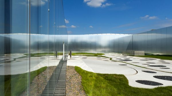 Vue extérieure du musée du Louvre-Lens imaginé par l’agence SANAA, Lens, Pas-de-Calais