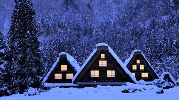 Maisons en style Gassho enneigées, village d’Ogimachi à Shirakawa-go, Japon