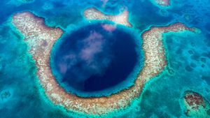 Great Blue Hole, Belize (© JamiesOnAMission/Shutterstock)(Bing United Kingdom)