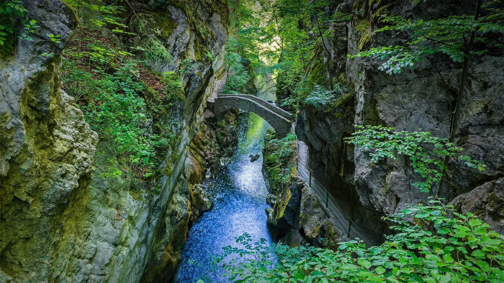 Steinbogenbrücke beim Saut du Brot in der Areuse-Schlucht, Neuenburg, Schweiz
