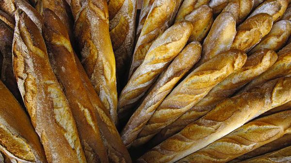 Baguettes dans une boulangerie en Dordogne, France, à l'occasion de la Journée du Pain