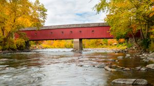 West Cornwall Covered Bridge over the Housatonic River, Connecticut, USA (© pabradyphoto/Getty Images)(Bing United Kingdom)