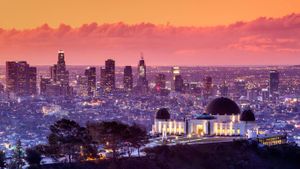 ｢グリフィス天文台｣米国カリフォルニア州, ロサンゼルス (© Walter Bibikow/Getty Images)(Bing Japan)