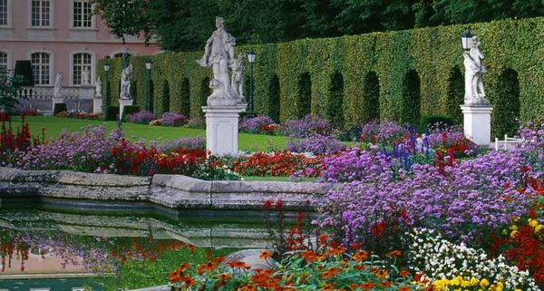 Blumen und Statuen schmücken den Garten des Kurfürstlichen Palais in Trier