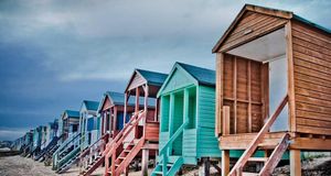 Beach huts in Southend, England (© Tom McShane / Alamy) &copy; (Bing United Kingdom)