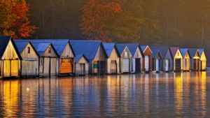 Hangars à bateaux sur le lac Panache, Grand Sudbury, Ontario, Canada (© Don Johnston/Corbis)(Bing France)