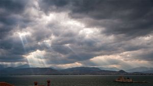 ｢天使の梯子｣ギリシャ, サロニコス湾 (© Stian Rekdal/Nimia)(Bing Japan)