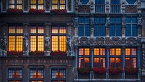 Un édifice de la Grand-Place de Bruxelles, Belgique (© Charles Bowman/Corbis)(Bing France)