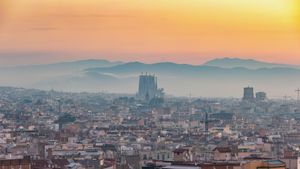 Amanecer en Barcelona, España (© Noppasin Wongchum/Alamy Stock Photo)(Bing España)