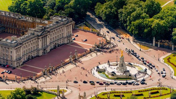 Buckingham Palace and Victoria Memorial for Queen Victoria\'s bicentennial year