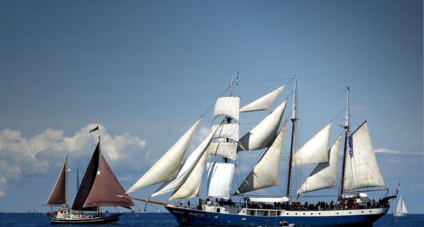 Zwei dreimastige Segelschiffe während der Kieler Woche