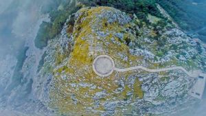洛夫琴山国家公园内的Njegoš纪念碑，黑山 (© joci03/iStock/Getty Images)(Bing China)
