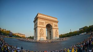 Le peloton du Tour de France 2019, Arc de Triomphe du Tour de France, Paris (© Kiran Ridley/Getty Images)(Bing France)