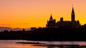 Parliament Hill in Ottawa, Ontario (© f11photo/Shutterstock)(Bing Canada)