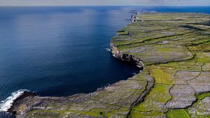 阿伦群岛三座岛中最小的伊尼希尔岛，爱尔兰戈尔韦湾 (© Chris Hill/Minden Pictures)(Bing China)