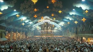 Hacker-Festzelt auf dem Oktoberfest, München, Bayern (© Westend61/Getty Images Plus)(Bing Deutschland)