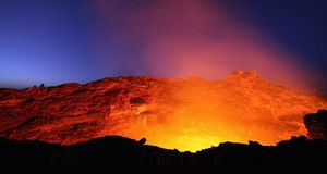 埃塞俄比亚灼热的火山熔岩湖 (© Dr. Richard Roscoe/Visuals Unlimited, Inc.)(Bing China)