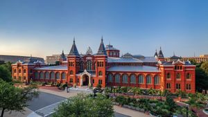 The Smithsonian Arts and Industries Building in Washington, DC (© Ron Blunt/Courtesy Smithsonian)(Bing United States)