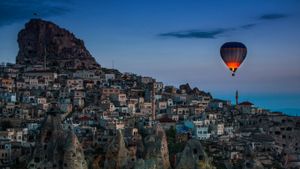土耳其，卡帕多西亚，乌奇希萨尔上空的热气球 (© Coolbriere Photograph/Getty Images)(Bing China)