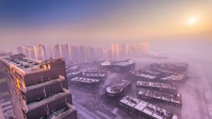 2013年1月，北京的清晨 (© CZQS2000/STS/The Image Bank/Getty Images)(Bing China)