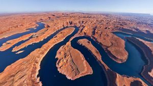 美国，犹他州和亚利桑那州交界处的鲍威尔湖 (© AirPano)(Bing China)