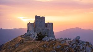 Castello di Rocca Calascio, Parco Nazionale del Gran Sasso e dei Monti della Laga, Abruzzo (© carlo alberto conti/Getty Images)(Bing Italia)