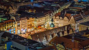 Christmas market in Leipzig, Germany (© Krzysztof Baranowski/Getty Images)(Bing United Kingdom)