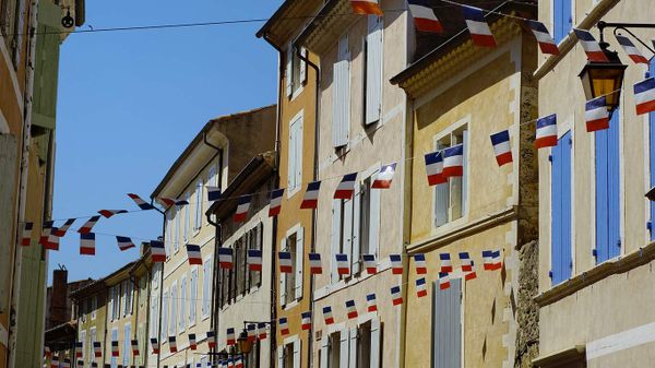 Fanions de drapeaux de la France décorant des immeubles à l’occasion du 14 juillet, Dieulefit, Auvergne-Rhône-Alpes, France