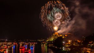 Rhein in Flammen vor Schloss Stolzenfels bei Koblenz, Rheinland-Pfalz (© Jule_Berlin/Shutterstock)(Bing Deutschland)