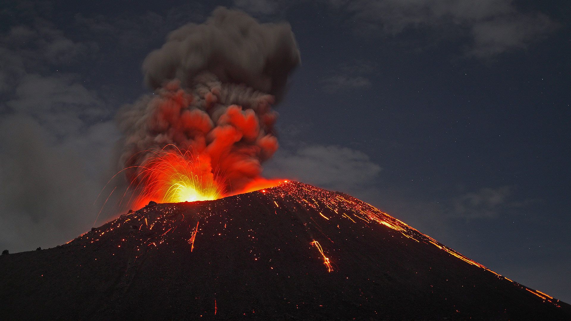 Le volcan Anak Krakatoa en éruption au large de la côte de Sumatra, Indonésie