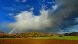 Regenbogen über Pretzfeld, Fränkische Schweiz, Bayern, Deutschland (© Dr. Rüdiger Hess/geo-select fotoArt)(Bing Deutschland)