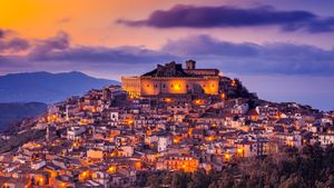 Montalbano Elicona, Messina, Sicily, Italy (© Antonino Bartuccio/SOPA Collection/offset by shutterstock)(Bing France)