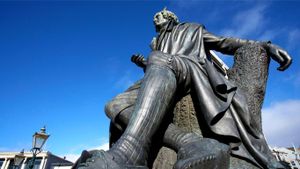 Robert Burns Statue, Dunedin, New Zealand (© David Wall/Alamy)(Bing United Kingdom)