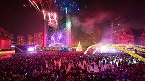 People watch the Christmas lights and fireworks at the Nathan Phillips Square in Toronto on November 30, 2013 (© Canadapanda/Shutterstock)(Bing Canada)
