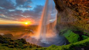 ｢セリャラントスフォスの真夜中の太陽｣アイスランド, サウスコースト (© Tom Mackie/plainpicture)(Bing Japan)