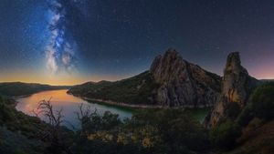 Milky Way over the Tagus River in Monfragüe National Park, Spain (© Miguel Angel Muñoz Ruiz/Cavan Images)(Bing United States)