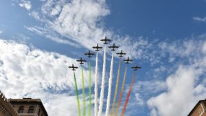 Frecce Tricolori in volo, Giornata della Liberazione, Roma (© Marie-Laure Messana/Getty Images)(Bing Italia)