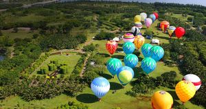 富饶海岛情：一年一度的海口热气球节 -- Gu Yue/ChinaFotoPress/Getty Images &copy; (Bing China)