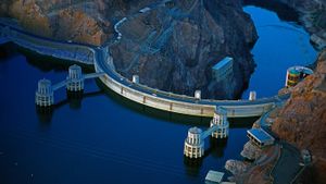 美国，亚利桑那州和内华达州边界上的胡佛水坝 (© George Steinmetz/Corbis)(Bing China)