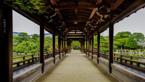 平安神宮の泰平閣, 京都府 京都市 (© Trevor Chriss/Alamy)(Bing Japan)